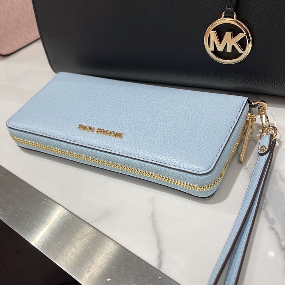MICHAEL KORS LARGE TRAVEL CONTINENTAL WRISTLET WALLET PHONEHOLDER 
Vista Blue - Picture 3 of 16